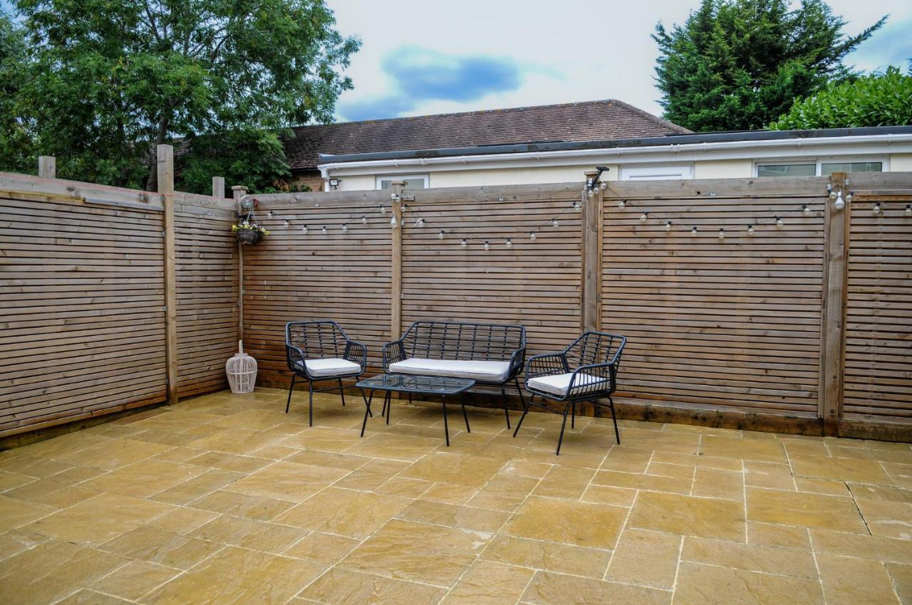 Luxury 5 Star Apartments, Parking, Garden, Near Metro Stations 10-15Mins To London Exterior photo
