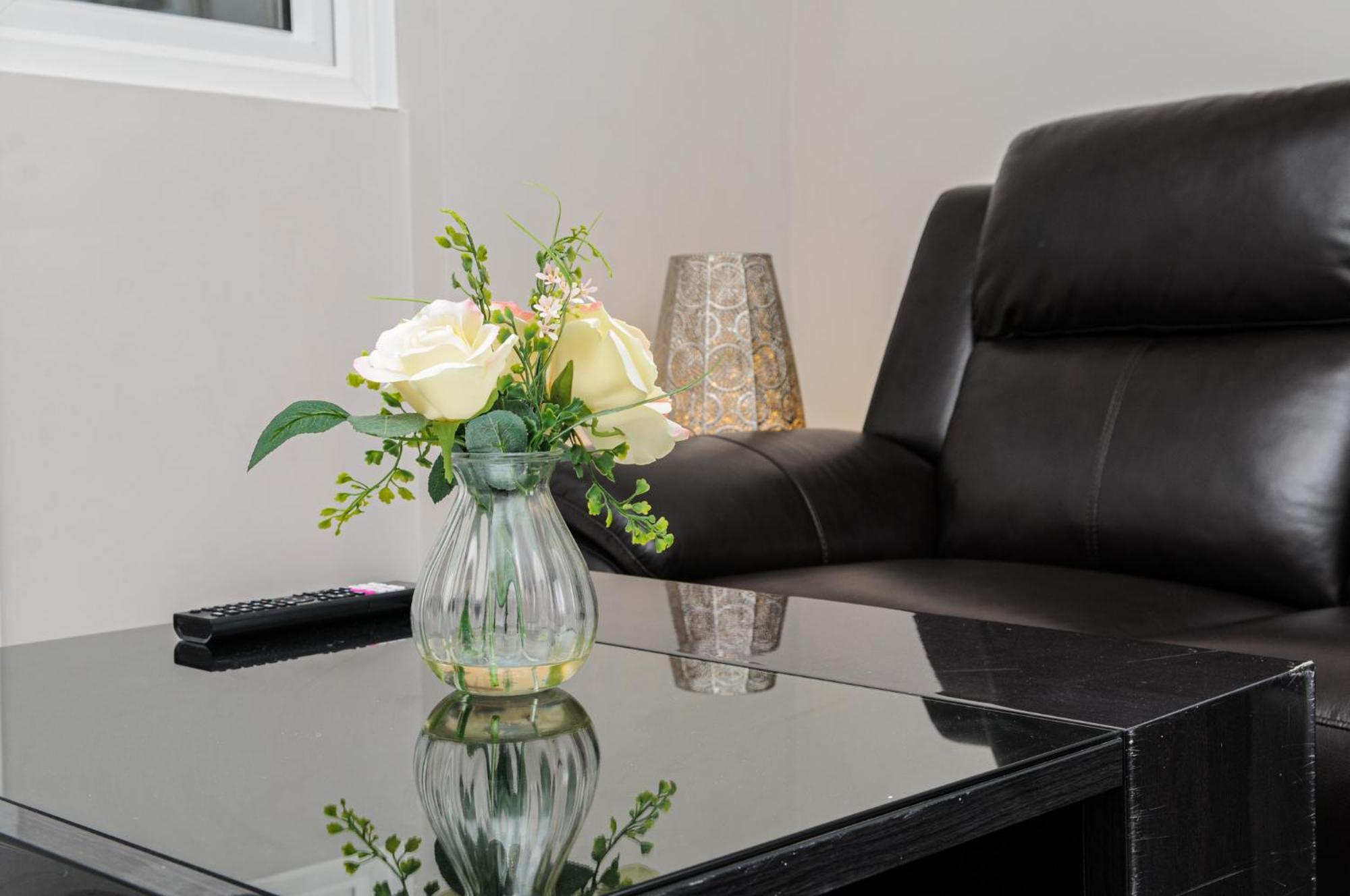 Luxury 5 Star Apartments, Parking, Garden, Near Metro Stations 10-15Mins To London Exterior photo