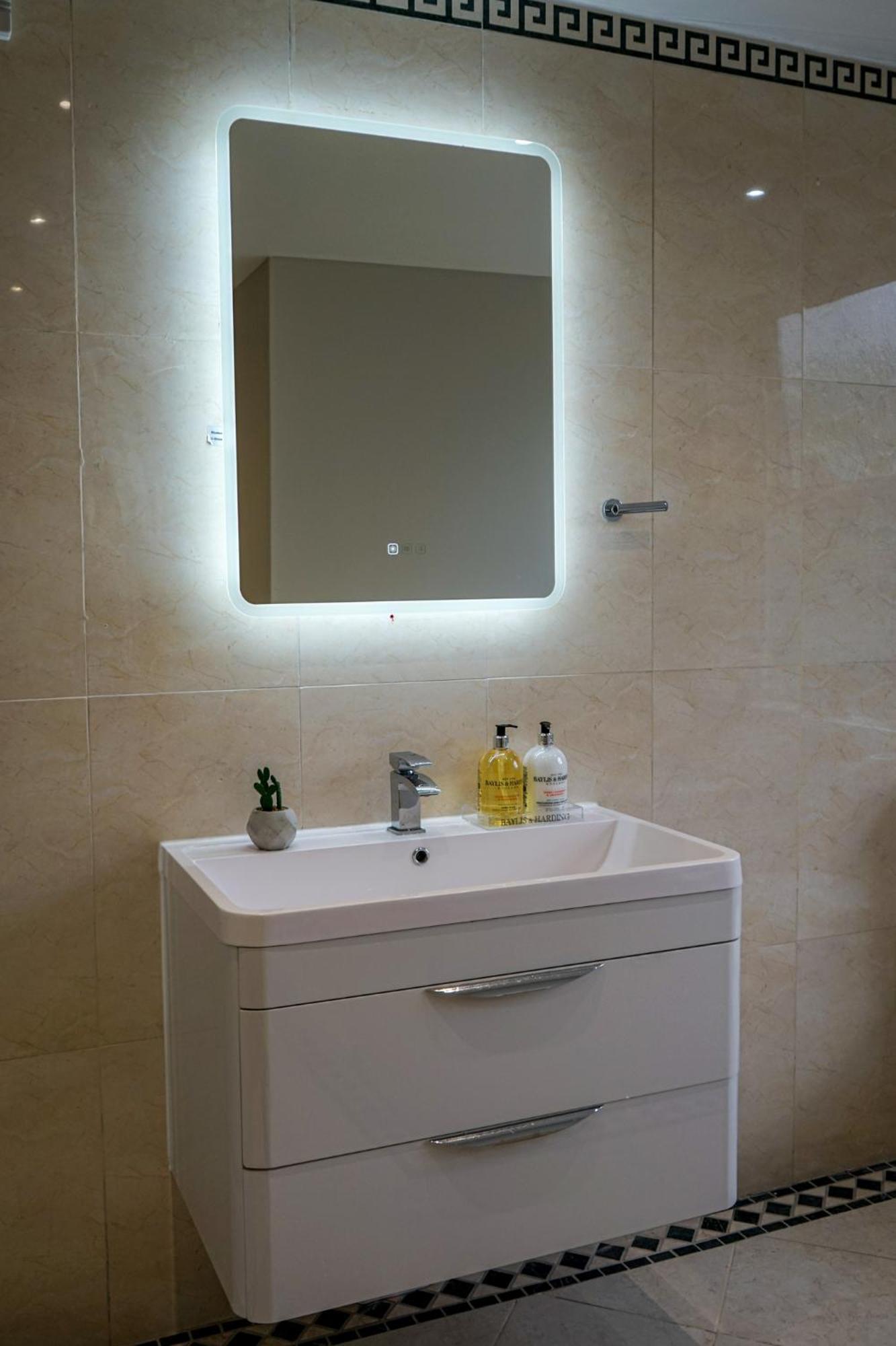 Luxury 5 Star Apartments, Parking, Garden, Near Metro Stations 10-15Mins To London Exterior photo