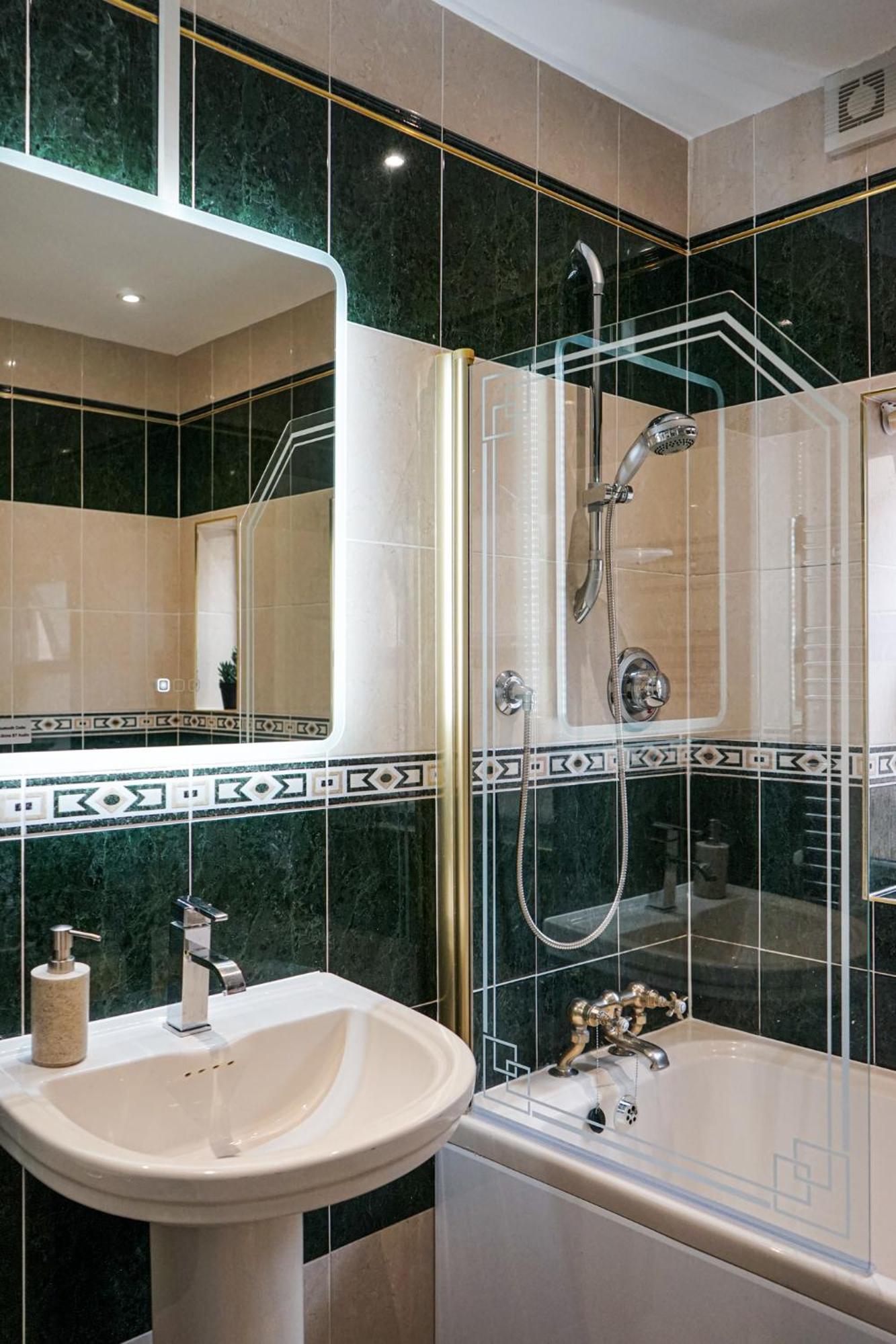 Luxury 5 Star Apartments, Parking, Garden, Near Metro Stations 10-15Mins To London Exterior photo